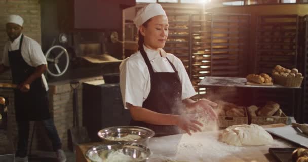 Анимация Счастливой Женщины Пекаря Хлопающей Ладоши Очистить Муку Работа Пекарне — стоковое видео