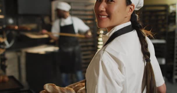 Изображение Счастливой Женщины Пекаря Держащей Корзину Багетами Работа Пекарне Независимый — стоковое видео