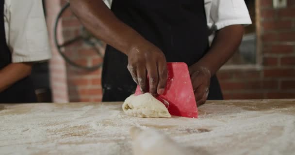 Animación Manos Diversos Panaderos Machos Hembras Cortando Masa Madre Para — Vídeo de stock