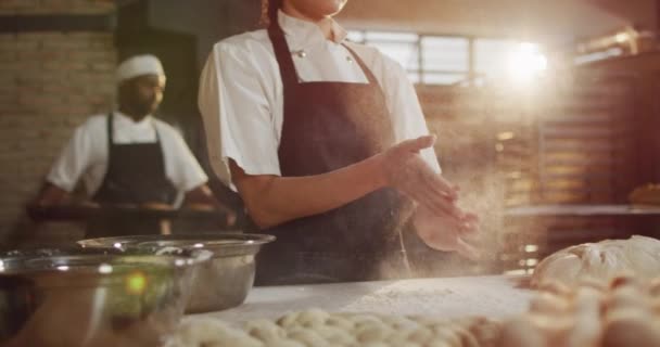 Анімація Щасливої Азіатки Пекарні Плескає Руками Чистого Борошна Працює Хлібопекарні — стокове відео