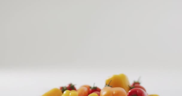 Vídeo Pimientos Frescos Tomates Con Espacio Para Copiar Sobre Fondo — Vídeos de Stock
