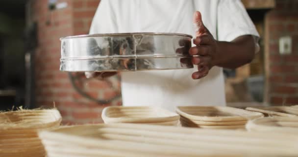 Animatie Van Middelste Sectie Van Afrikaanse Amerikaanse Mannelijke Bakker Zeefbloem — Stockvideo