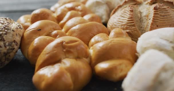 Vídeo Rolos Pão Bancada Madeira Vendo Cima Conceito Alimentos Ingredientes — Vídeo de Stock