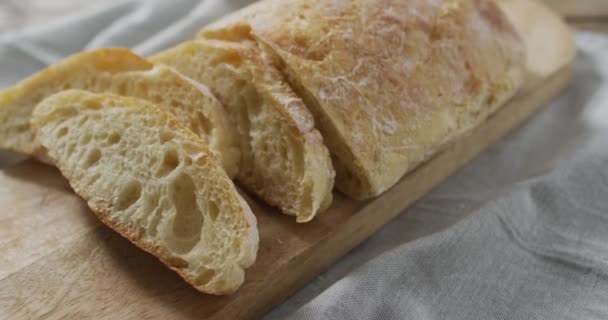 Vídeo Pão Cortar Tábua Madeira Bancada Madeira Conceito Alimentos Ingredientes — Vídeo de Stock