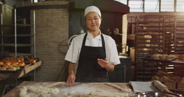 动画中快乐的亚洲女面包师从四只手开始洗手 并对着相机微笑 在面包店工作 独立的小企业 — 图库视频影像