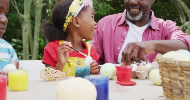 Animation Happy African American Grandfather Grandchildren Painting Easter Eggs Garden — Vídeo de Stock