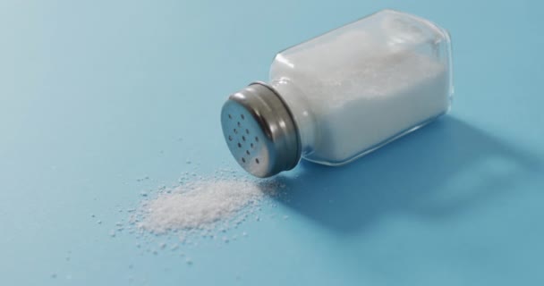 Video Salt Salt Shaker Blå Baggrund Mad Madlavning Ingredienser Koncept – Stock-video