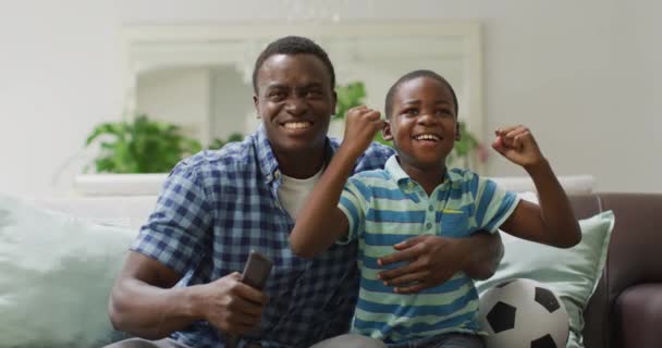 Mutlu Afro Amerikan Baba Oğlu Maç Izlerken Tezahürat Yapıyor Aile — Stok video