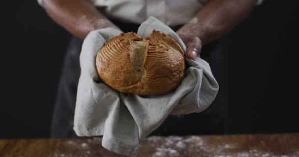 厨师在黑色背景下拿着面包的视频 食物及烹调配料概念 — 图库视频影像
