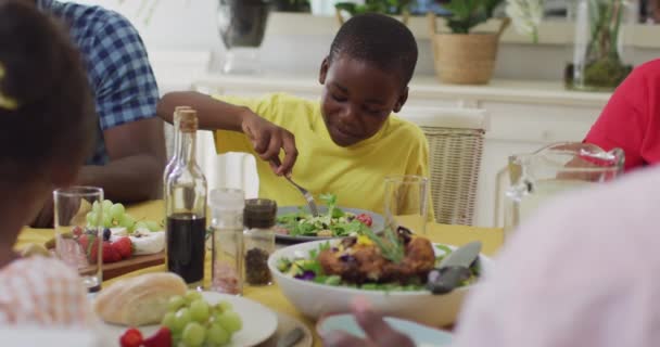 幸せなアフリカ系アメリカ人の少年は自宅で家族と昼食を食べている 家族みんなで家で質の高い時間を過ごし — ストック動画