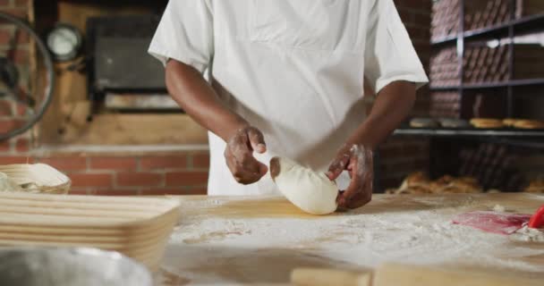 非洲裔美国男性面包师为面包准备酸面团的中段动画 在面包店工作 独立的小企业 — 图库视频影像