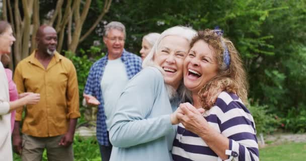 Animation Happy Various Female Senior Friends Αγκαλιάζοντας Στον Κήπο Τρόπος — Αρχείο Βίντεο