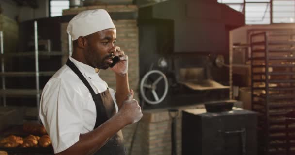 아프리카 미국인 제빵사가 전화를 애니메이션 독립적 중소기업 빵집에서 일하고 있었습니다 — 비디오
