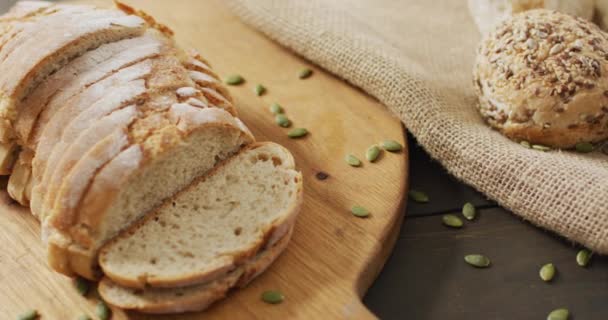 Video Van Brood Het Hakken Van Houten Plank Houten Werkblad — Stockvideo