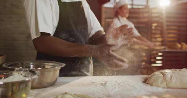 Animacja Midsektyny Afrykańskiego Amerykańskiego Piekarza Klaskającego Dłońmi Czyszczenia Mąki Praca — Wideo stockowe