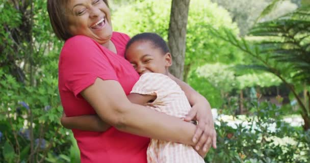 Mutlu Afro Amerikan Büyükanne Torunu Bahçede Sarılıp Eğleniyor Aile Birliktelik — Stok video