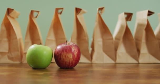 Animación Las Bolsas Papel Almuerzo Una Fruta Mesa Madera Comida — Vídeos de Stock