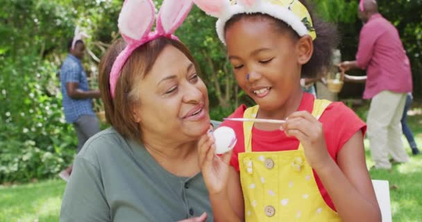 Animáció Boldog Afro Amerikai Nagymamáról Unokáról Akik Húsvéti Tojásokat Festenek — Stock videók