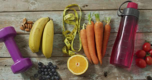 Video Frutas Frescas Cinta Métrica Botella Agua Pesas Sobre Tablas — Vídeos de Stock