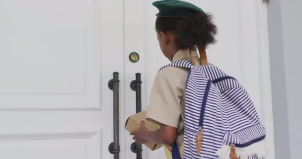Animation African American Girl Scout Costume Delivering Package Biracial Woman — Vídeo de Stock