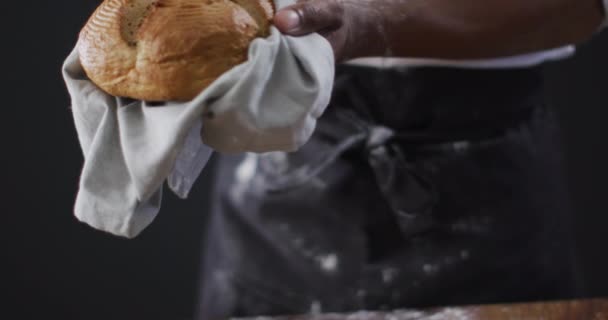 Video Des Kochs Mit Einem Laib Brot Auf Schwarzem Hintergrund — Stockvideo