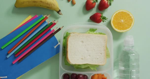 Video Van Gezonde Lunchpakketten Van Groenten Fruit Met Kleurpotloden Notitieboekjes — Stockvideo