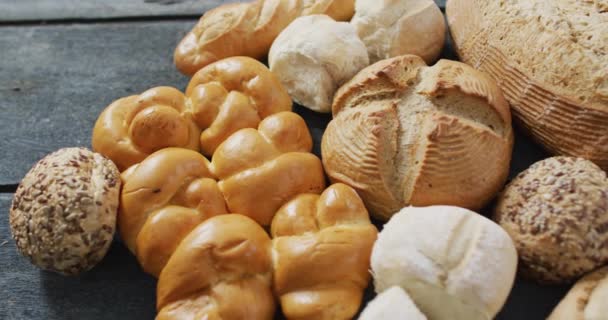 Wideo Bułek Chleba Drewnianym Blat Widząc Góry Koncepcja Żywności Składników — Wideo stockowe