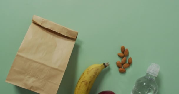 Kağıt Yemek Çantası Animasyonu Mavi Arka Planda Meyveler Taze Vejetaryen — Stok video