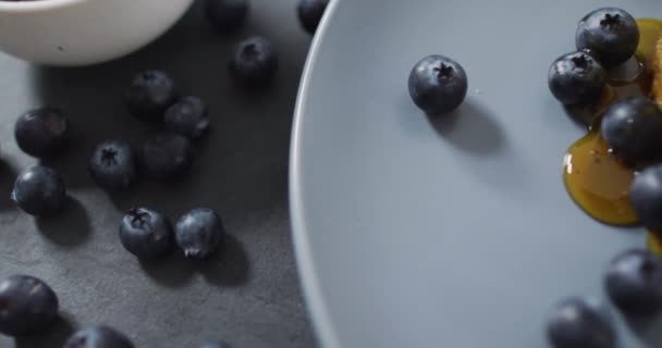 Video Von Pfannkuchen Auf Dem Teller Von Oben Gesehen Auf — Stockvideo