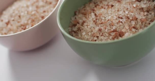 Video Himalayan Salt Keramiska Skålar Vit Bakgrund Koncept För Livsmedel — Stockvideo