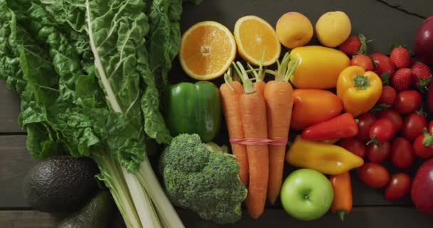 Video Van Verse Kleurrijke Groenten Fruit Houten Planken Achtergrond Vers — Stockvideo