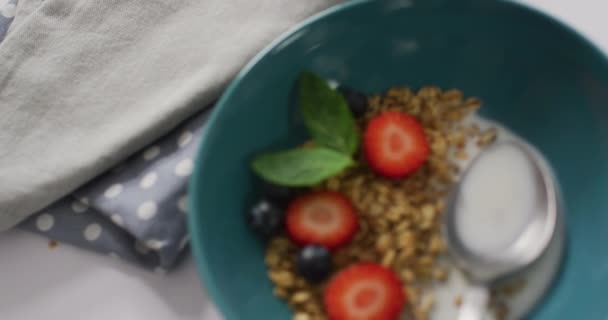 Wideo Zbóż Owoców Ceramicznej Misce Białym Blacie Kuchennym Śniadanie Żywności — Wideo stockowe