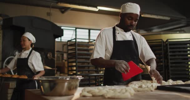 Κινούμενα Σχέδια Χαρούμενου Αφροαμερικανού Φούρναρη Που Κόβει Προζύμι Για Ψωμί — Αρχείο Βίντεο