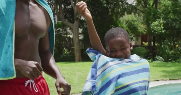 Gelukkige Afro Amerikaanse Vader Zoon Vegen Met Handdoeken Bij Het — Stockvideo