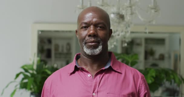 Feliz Hombre Mayor Afroamericano Mirando Cámara Casa Estilo Jubilación Pasar — Vídeo de stock