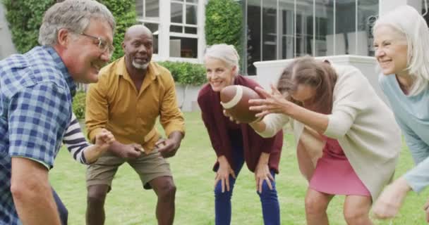 Animacja Szczęśliwych Zróżnicowanych Kobiet Mężczyzn Starszych Przyjaciół Grających Amerykańską Piłkę — Wideo stockowe