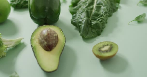 Відео Свіжого Авокадо Броколі Зеленого Перцю Яблука Зеленого Листя Зеленому — стокове відео