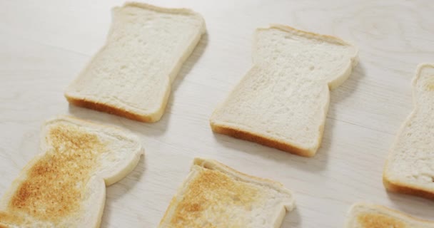 Yukarıdan Ahşap Atölyede Farklı Fırınlanmış Tostların Videosu Yemek Yemek Malzemeleri — Stok video