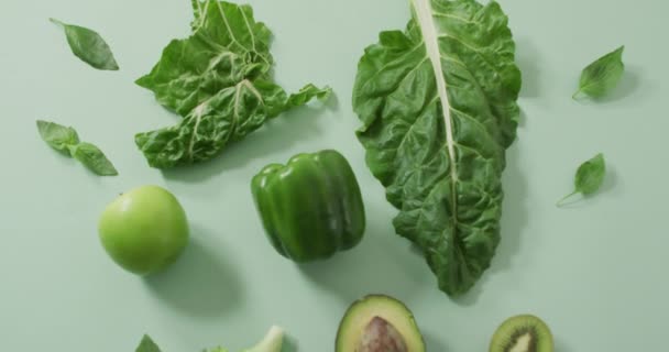 Video Avocado Fresco Broccoli Pepe Verde Mela Foglie Verdi Sfondo — Video Stock