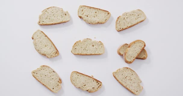 Video Van Sneetjes Brood Zien Van Boven Witte Achtergrond Voedsel — Stockvideo