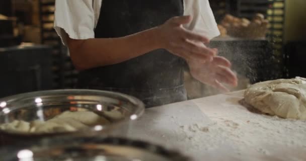 Animatie Van Gelukkige Aziatische Bakker Die Handen Schoonmaakt Van Bloem — Stockvideo