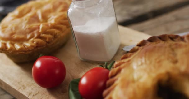 Video Paj Sett Ovanifrån Trä Bakgrund Efterrätt Mat Och Matlagning — Stockvideo