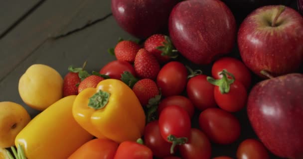 Vídeo Frutas Legumes Frescos Coloridos Tábuas Madeira Fundo Alimentos Veganos — Vídeo de Stock