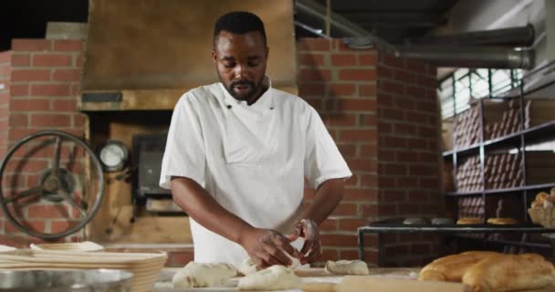 アフリカ系アメリカ人の男性パン職人がパン用のソース生地を作るアニメーション 独立系小企業のパン屋で働き — ストック動画