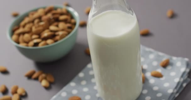 Vidéo Amandes Fraîches Dans Bol Sur Fond Gris Nourriture Végétalienne — Video