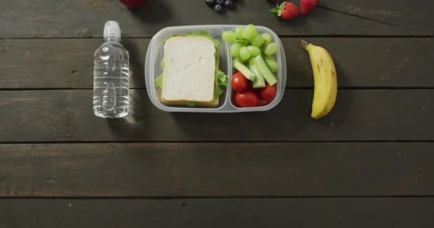 果物や野菜の健康的なパックランチのビデオ 新鮮なビーガンフード 植物ベースの食事 健康的な食事のコンセプト — ストック動画