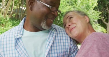 Gömlek giyen ve bahçede kucaklaşan mutlu kıdemli çift. Evde birlikte vakit geçirmek..