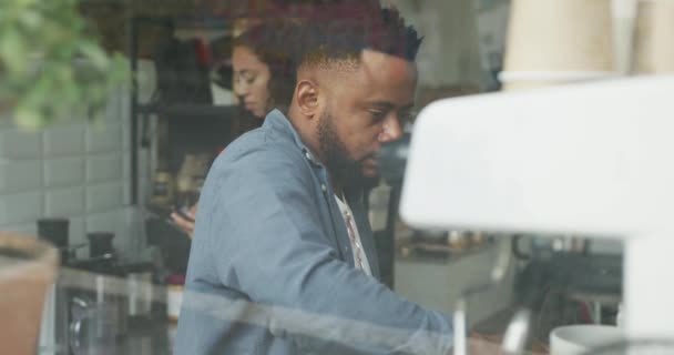 幸せなアフリカ系アメリカ人の男性のコーヒーの所有者と出産の女性のバリスタコーヒーを作る 小さな独立系カフェビジネス — ストック動画