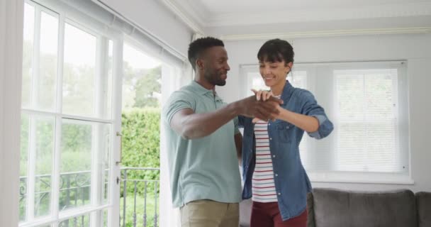 Glada Skiftande Par Som Håller Händer Och Dansar Vardagsrummet Vara — Stockvideo