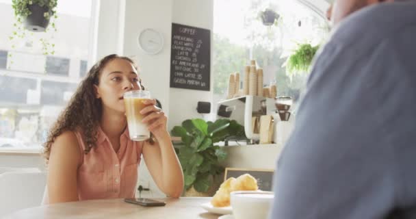 Šťastný Pár Tráví Spolu Čas Kavárně Popíjejí Kávu Povídají Malý — Stock video